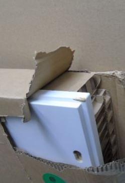 Imagen secundaria 2 - El mueble de televisión IDANÄS pasa de 199 a 109 por este pequeño arañazo en la esquina superior derecha. En el IKEA de San Sebastián de los Reyes, en Madrid.