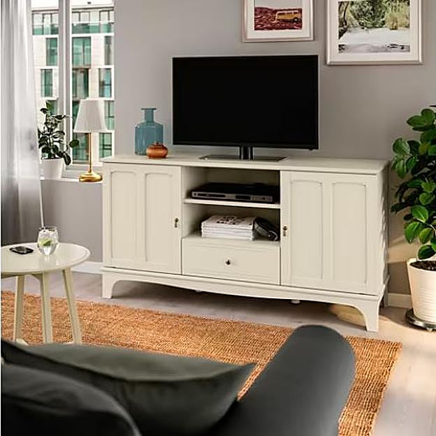Imagen principal - El aparador mueble de televisión LOMMARP pasa de 399 a 279 euros en las oportunidades del IKEA de Badalona por un pequeño rayón en una de las baldas.