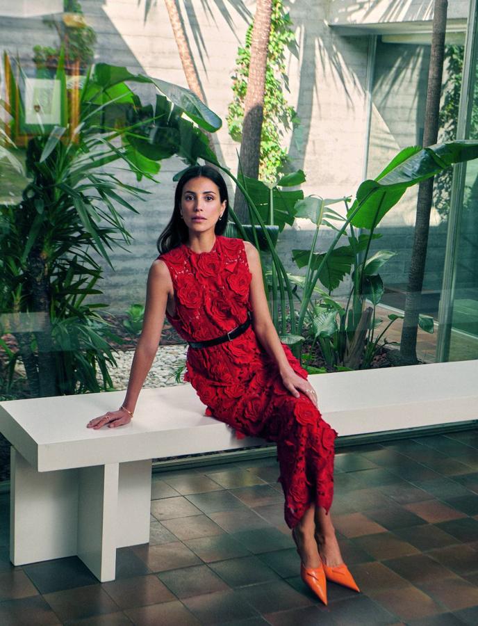Vestido de encaje de guipur, cinturón de piel y salones destalonados, de Prada. En la mano izquierda, brazalete, pendientes y anillos Joséphine Aigrette y, en la derecha, anillo Joséphine Ronde dAigrettes, todos de Chaumet.