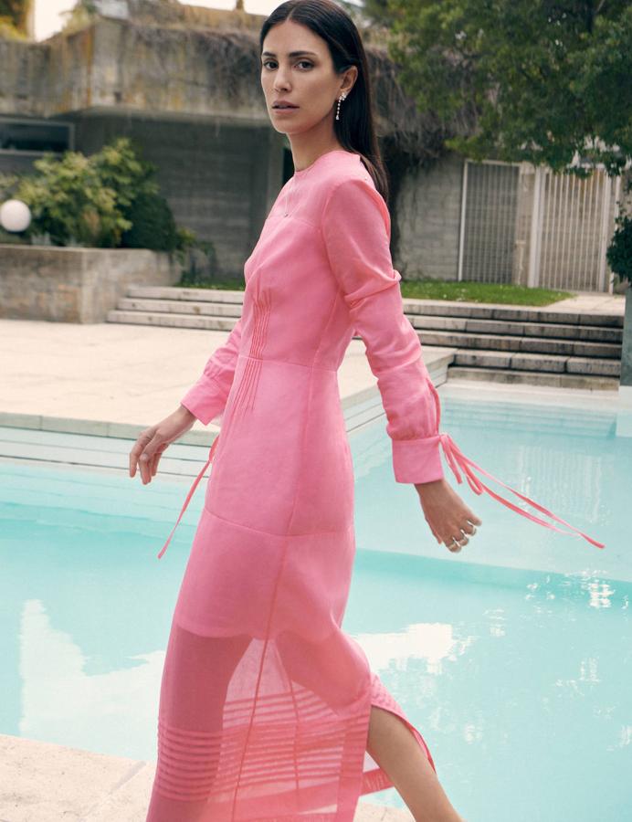 Vestido de Sportmax. Pendientes Joséphine Aigrette Impériale, collar y anillos Joséphine Ronde dAigrettes y solitario Joséphine Aigrette, todo de Chaumet.