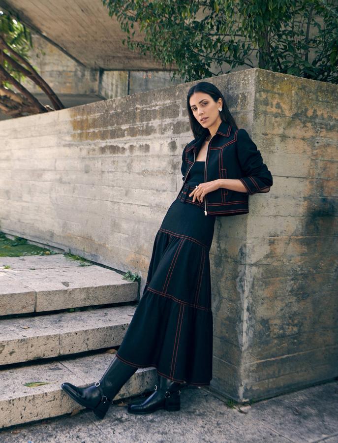 Top de Max Mara, chaqueta, falda y cinturón con pespuntes en rojo, y botas, todo Gucci.Pendientes Joséphine Duo Éternel y anillo Joséphine Aigrette Perles de Chaumet.