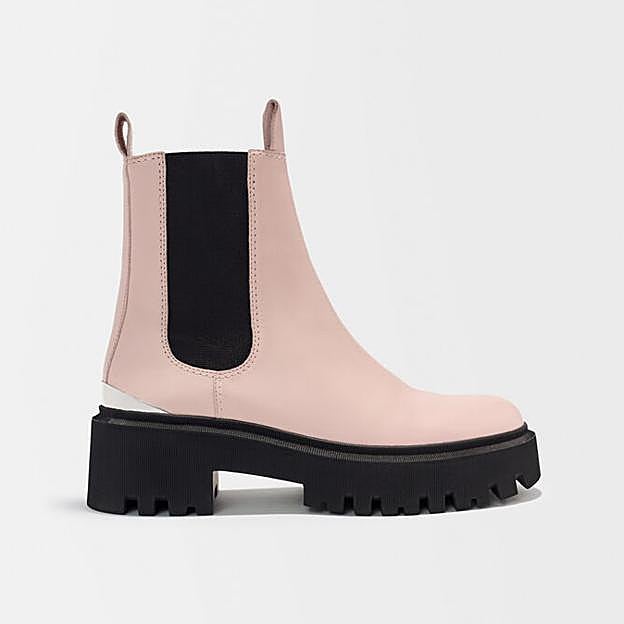 Imagen principal - Blanca Suárez tiene los pantalones vaqueros más originales y favorecedores de la primavera y son de una firma francesa asequible