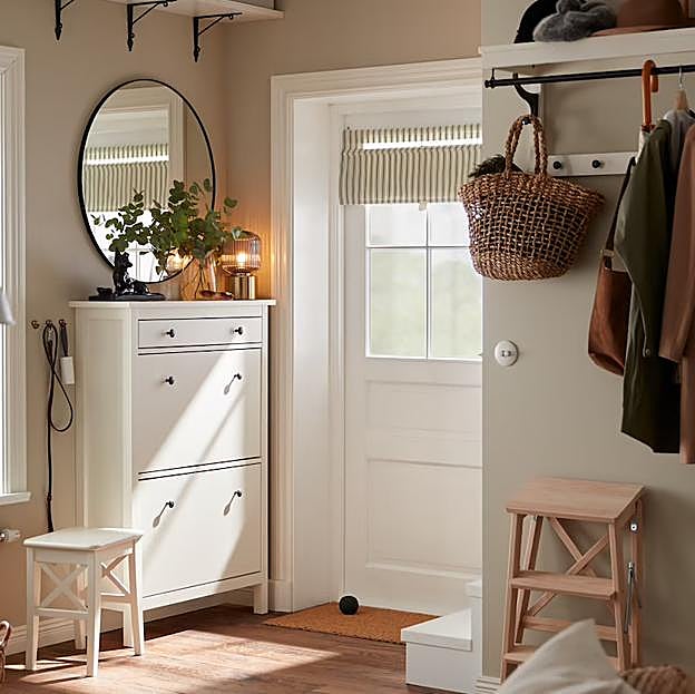 El recibidor con estilo y mucho espacio de almacenaje que puede servirte de inspiración si tienes una entrada pequeña