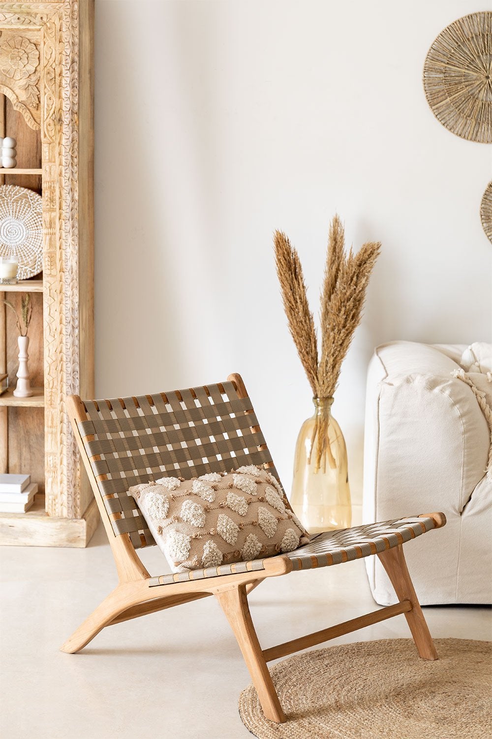 En Sklum encontramos este sillón de estética retro en teka y fibra diama en color natural y topo que cuesta 199 euros.