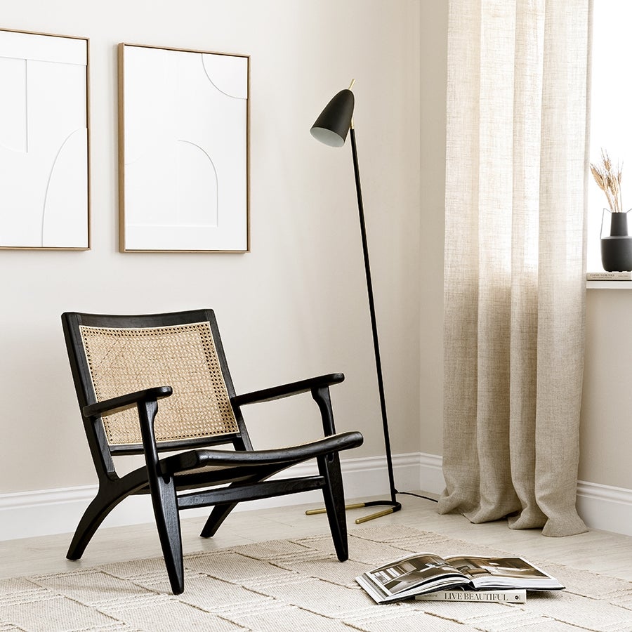 En madera negra y ratán, este sillón de inspiración retro de Kenay Home cuesta 275 euros.