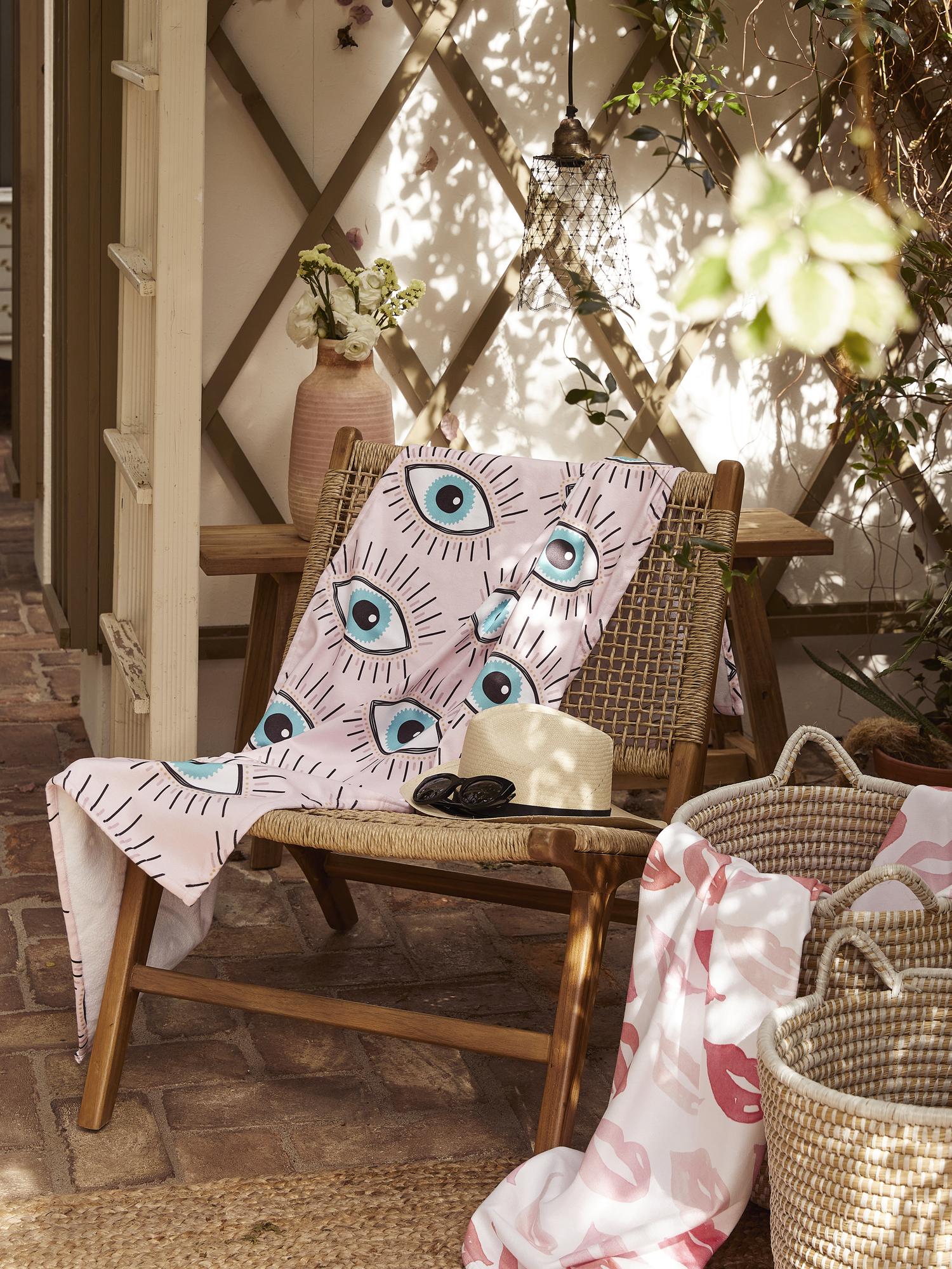 Con un estilo rústico perfecto para sumarse a la tendencia cottagecore que arrasa esta primavera, este sillón de madera natural y mimbre cuesta 409 euros en Westwing.