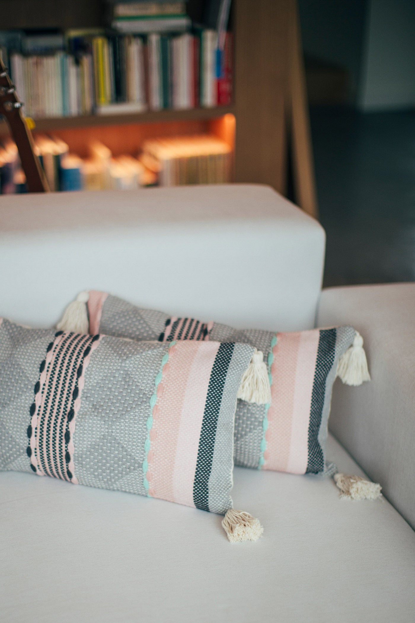 El estilo étnico es el protagonista de estos cojines rectangulares de Sfera Home. Precio: 9.99 euros.