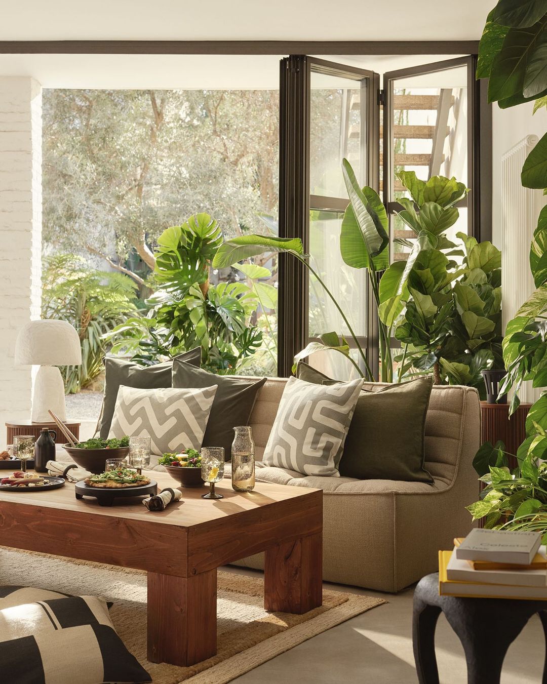 En H&M Home apuestan por los tonos inspirados en la naturaleza como el verde musgo, y lo combinan con acabados lisos o estampados geométricos, para ofrecernos cojines elegantes y muy baratos, desde 4.99 euros.