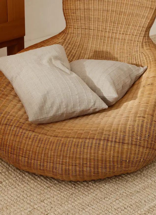 Los tonos neutros dominan la colección de textiles de Mango Home, que tiene sus cojines rebajados en las mid-season sales. Estos de lino en color hueso cuenstan 7.99 euros.