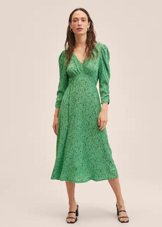 Con estampado de flores en tonos rosas y azules o en verde, este vestido de diseño evasé midi de Mango, con escote de pico y manga tres cuartos abullonada, que viene con fruncido elástico en la cintura tiene un precio de 25,99 euros y está disponible entre las tallas XXS y 4XL.
