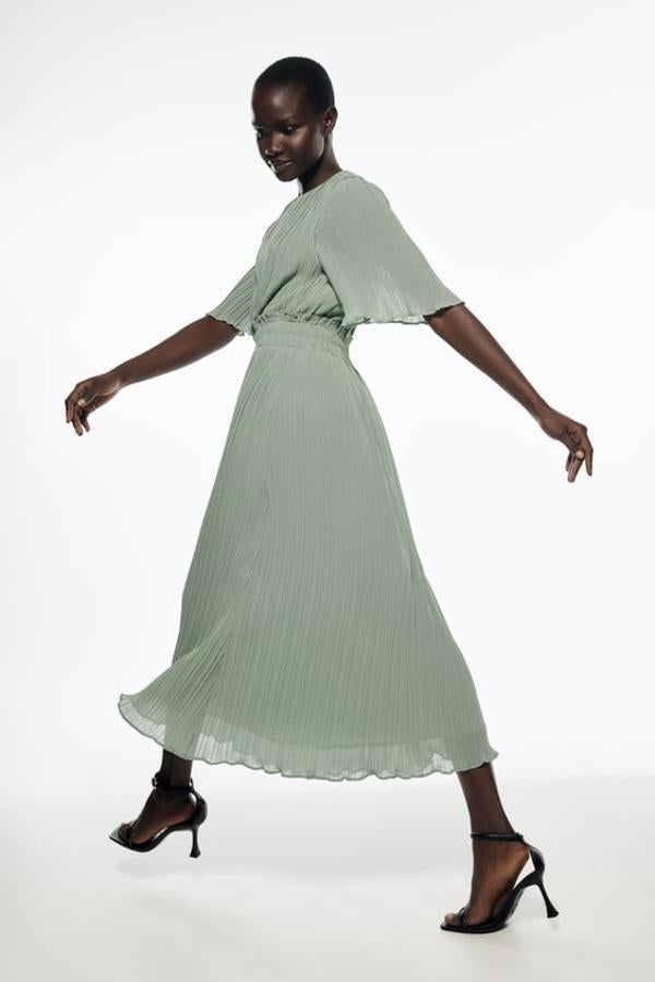 En verde agua y de estilo romántico, este vestido de Zara con cuello redondo y mangas cortas viene con cintura elástica y cierre en espalda con abertura y botón. Con forro interior a tono y falda con vuelo acabada en bouclé, tiene un precio de 39,95 euros y está disponible entre las tallas S y XL.