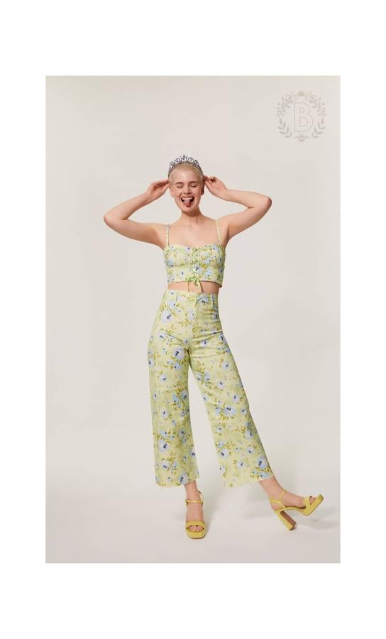 Conjunto verde de flores con top corset (25,99 euros) y pantalones culotte (29,99 euros).