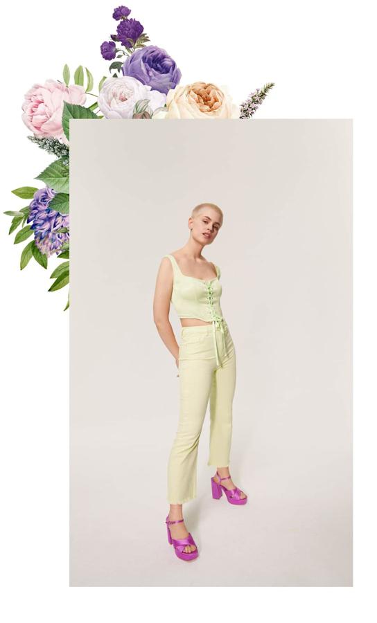 Conjunto verde con top corset jacquard (25,99 euros) y pantalones con bajo acabado en flare (22,99 euros).