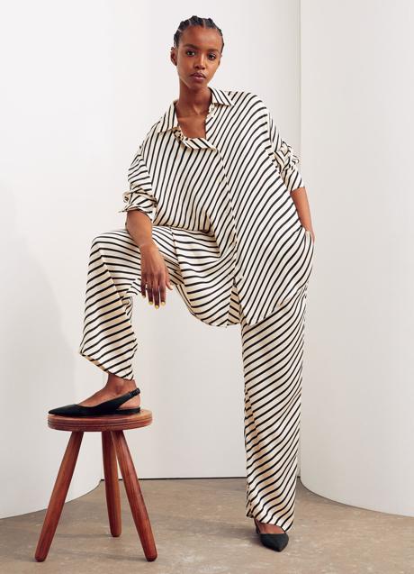 Imagen - Traje satinado de rayas, de H&M.