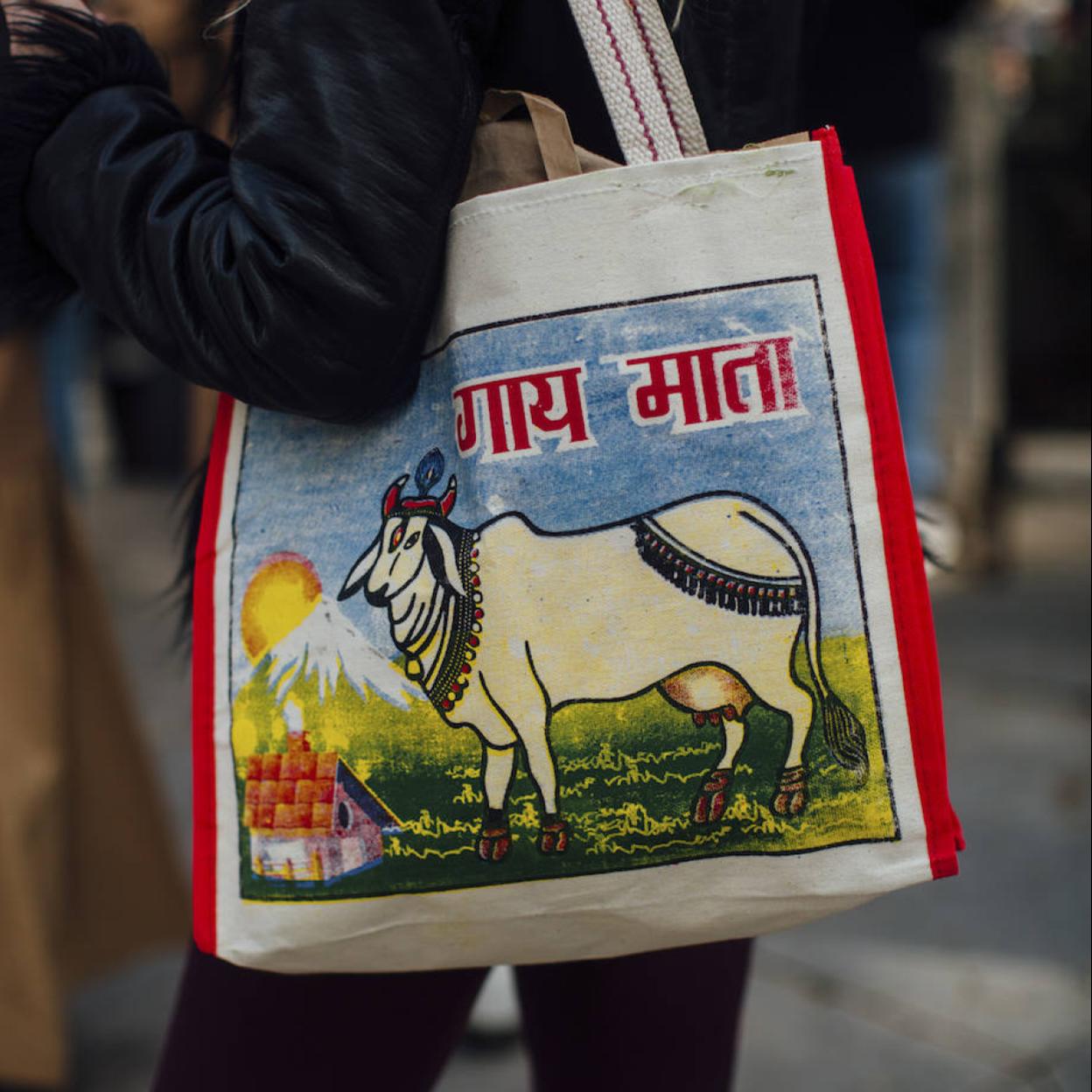 Pincha en la foto para ver bolsos blancos muy ponibles y que pegan con todo