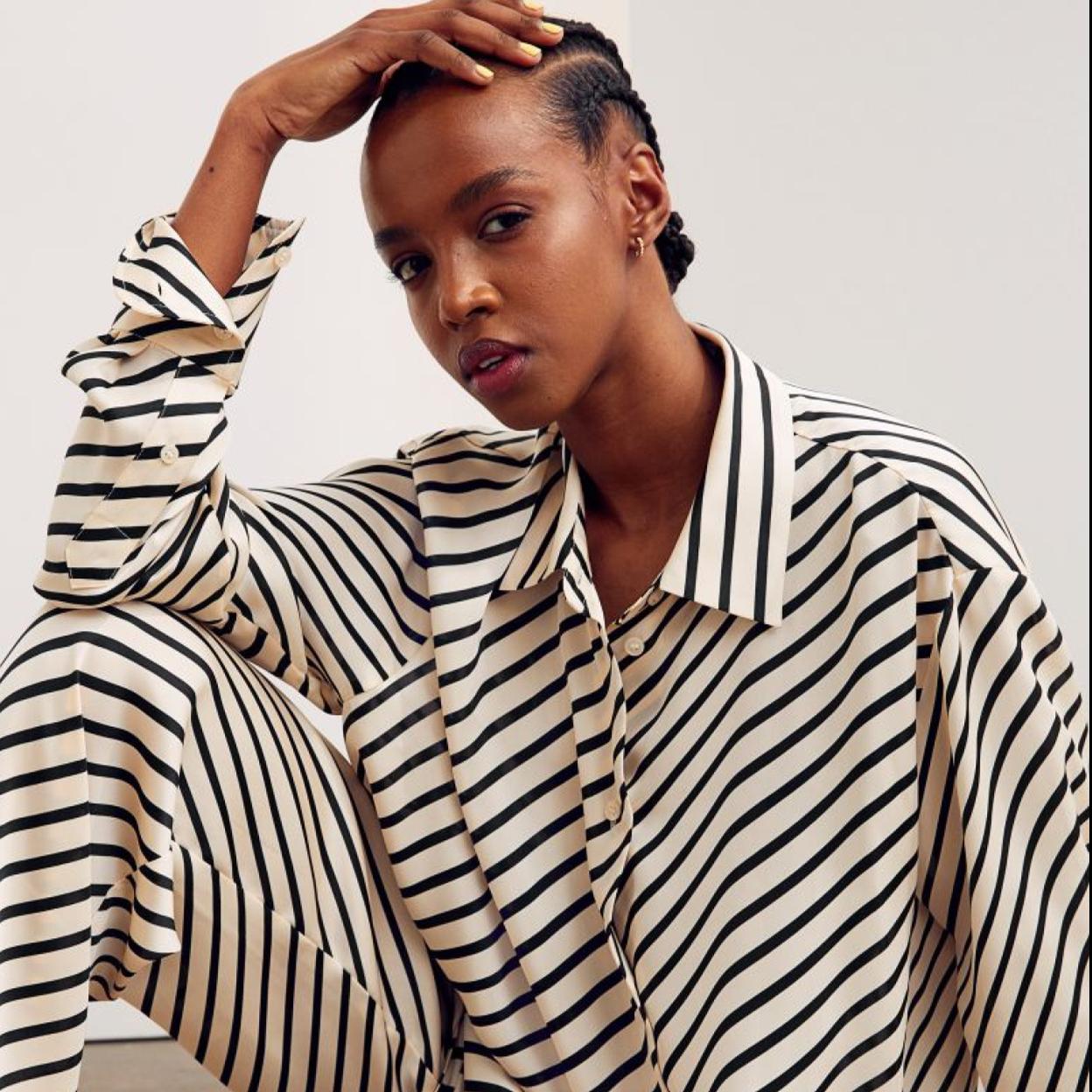 Pincha en la foto para ver las blazers que hemos fichado en las rebajas que van a elevar cualquier estilismo con falda o pantalones