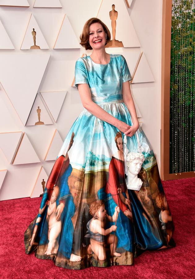 Eva von Bahr, nominada por su trabajo de maquillaje en la película Dune, ha elegido un vestido que parece recién sacado de un museo.