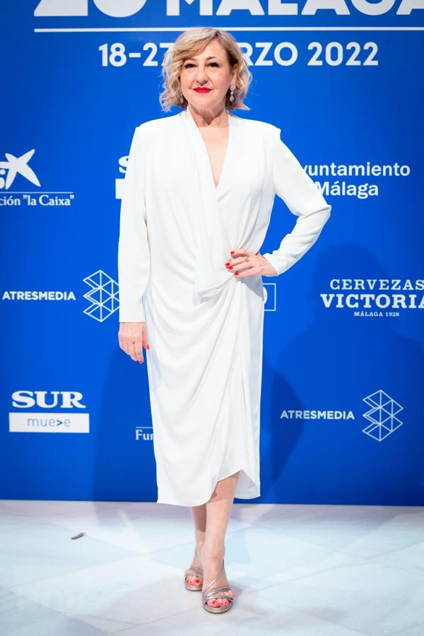 Increíble con un vestido blanco midi cruzado y de manga larga. Sencillez y elegancia.