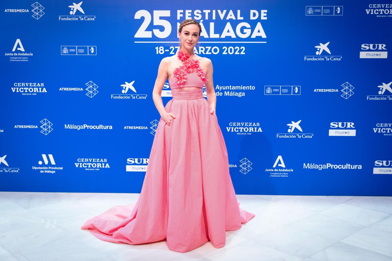 En su segundo día en la alfombra roja, la actriz eligió un vestido de estampado de rayas rojas y blancas, con un escote de tirantes cruzados y adornados con flores.
