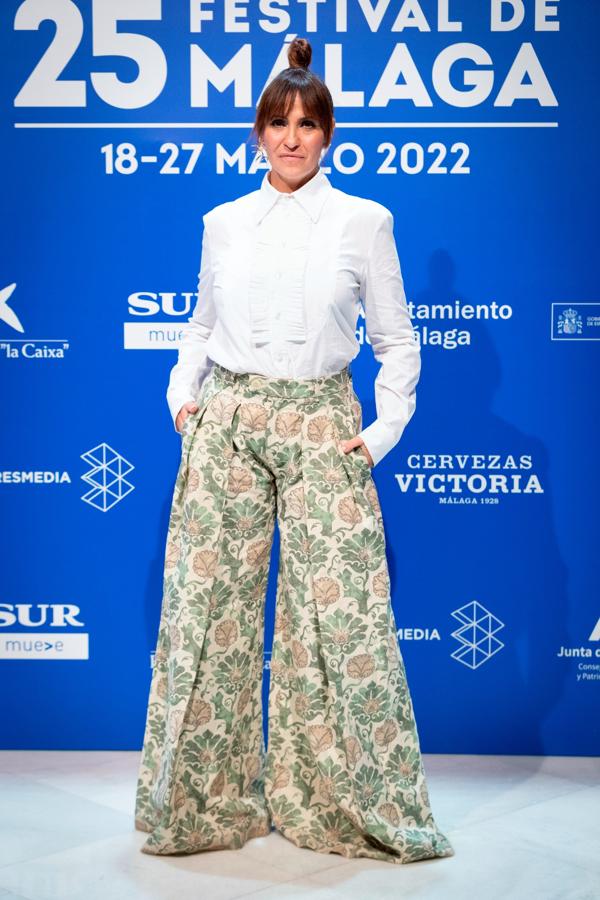 Melani optó por la comodidad de un básico como una camisa blanca que combinó con unos pantalones pata de elefante con estampado vegetal.