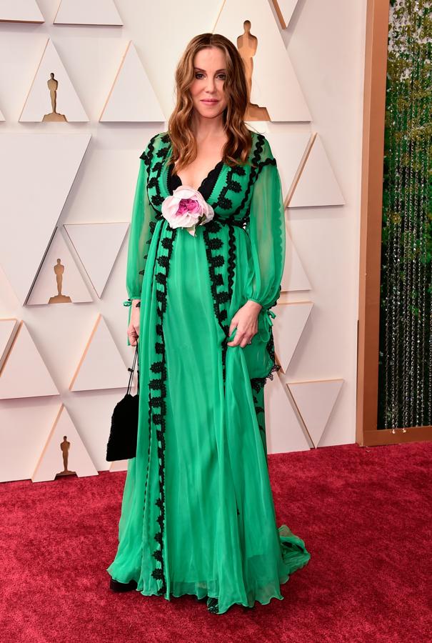 Entre los bordados y esa flor en el escote... no, hoy no ha sido el día de Mary Parent.