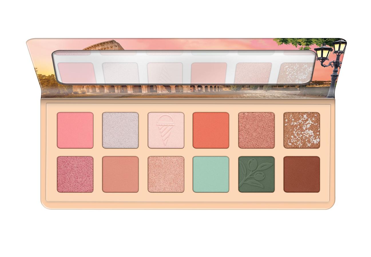 Entre las novedades de la colección primavera-verano de la marca, se encuentra la paleta de sombras “Benvenuti a Roma”. Doce tonos cálidos que se combinan a la perfección entre ellos y con los que puedes crear diversos looks. Con acabado mate y brillo, la paleta es vegana y cuenta con un espejo para facilitar su aplicación. (8,99 euros)