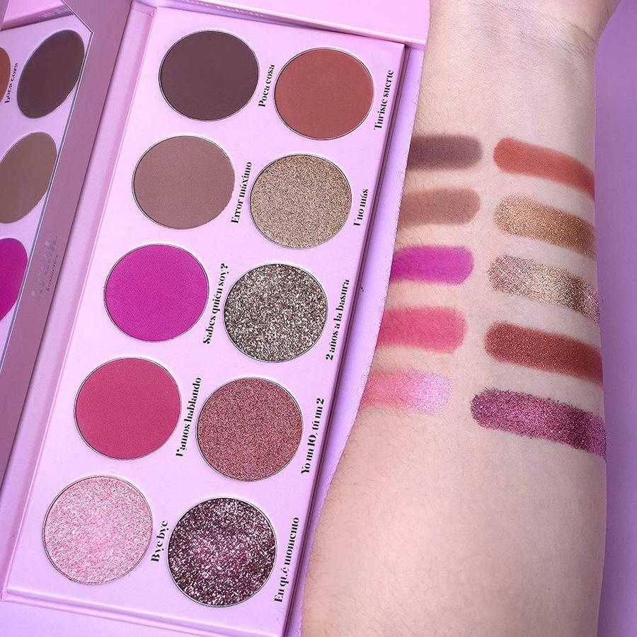 La paleta de sombras Claudia, perteneciente a la colección eyEXshadow está formada por diez tonos que van desde los cálidos tierra a los dorados con glitter, con presencia de terracotas y de un intenso fucsia. Una paleta con una alta pigmentación, que es apta también para los ojos más sensibles. (19,95 euros)