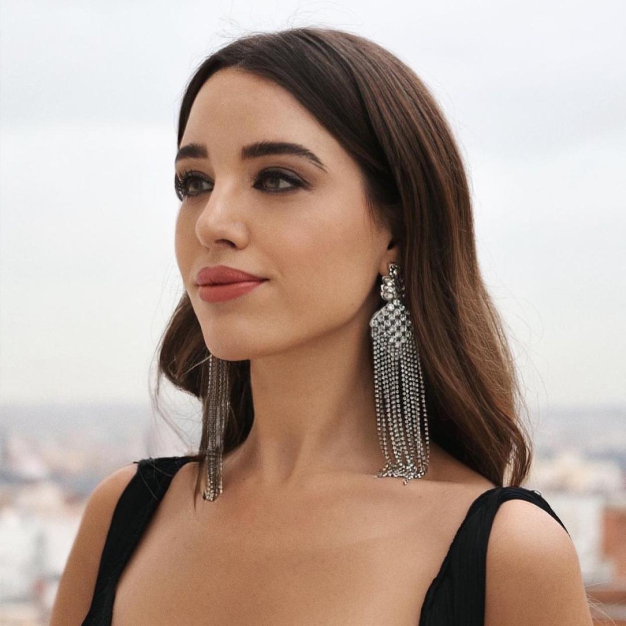 Cómo se usa el corrector en el rostro para un look de día.