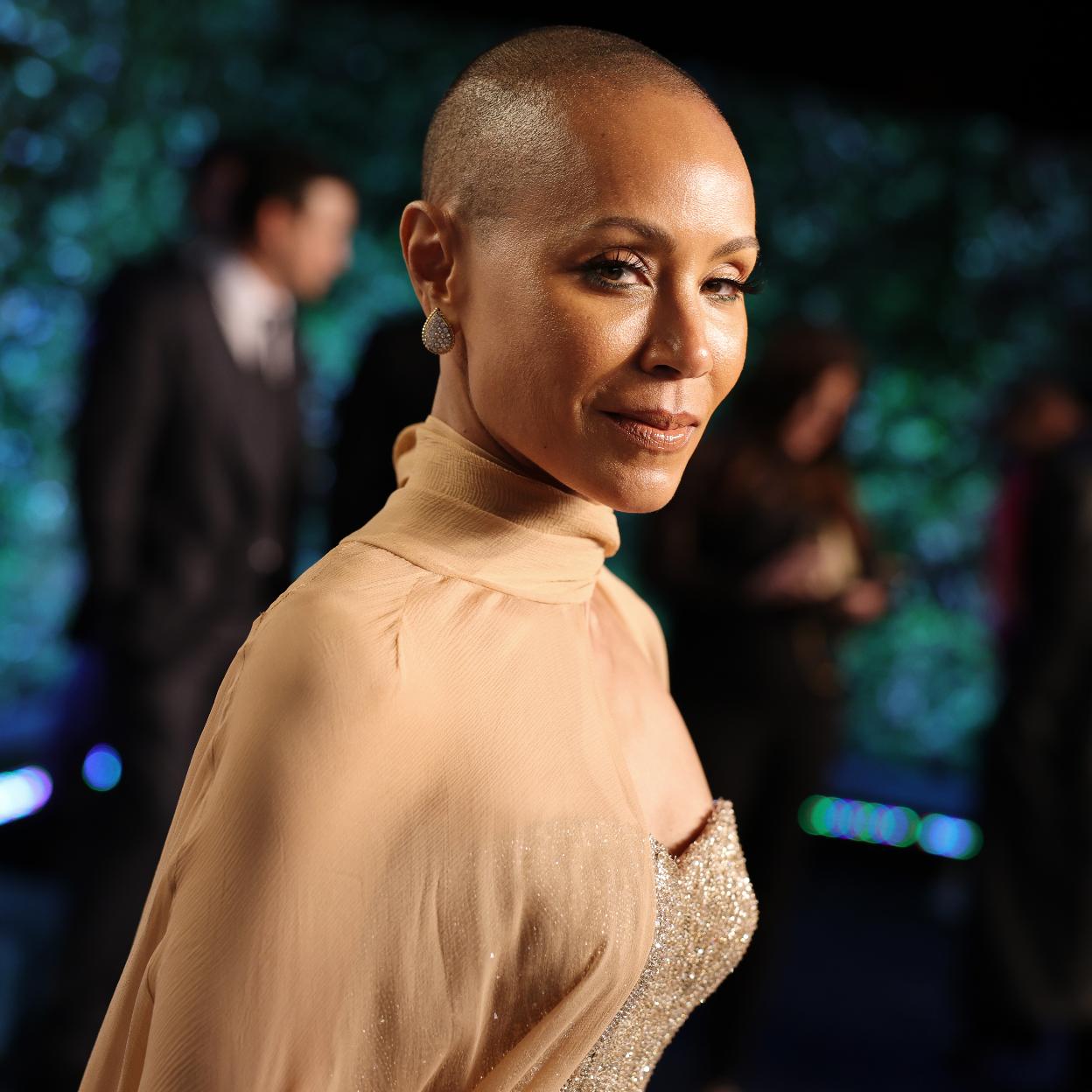 Jada PInkett Smith, esposa de Will Smith, con la cabeza rapada para ahcer frente a la enfermedad que adece, una alopecia areata. 