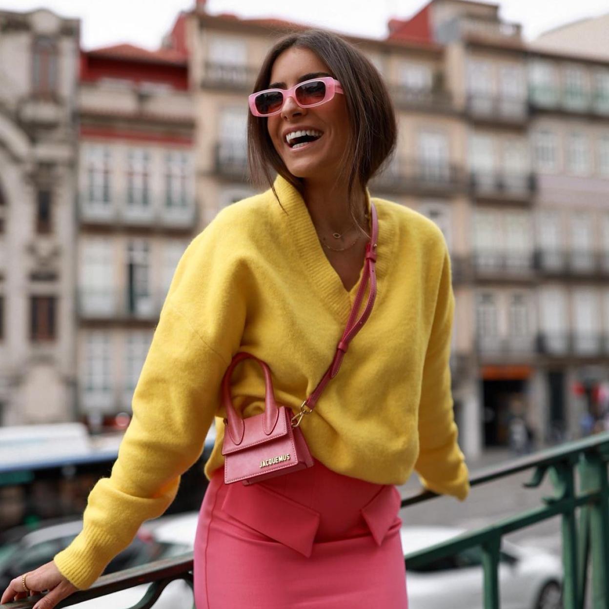 Pincha en la imagen para ver las faldas midi que van a arrasar esta primavera y quedan de lujo incluso con una camiseta blanca.