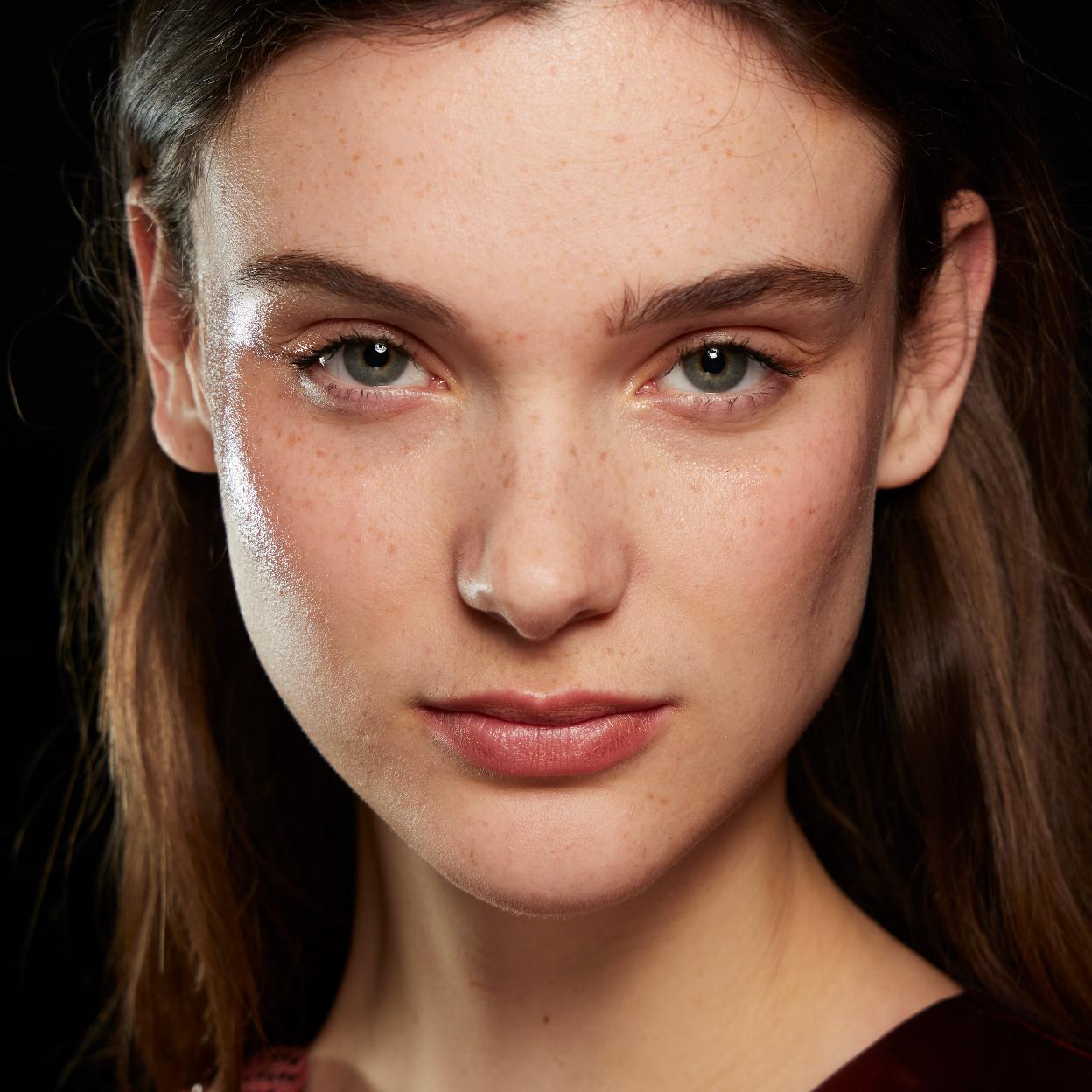 Pincha en la imagen para descubrir otros activos que ayudan a reafirmar tu piel.