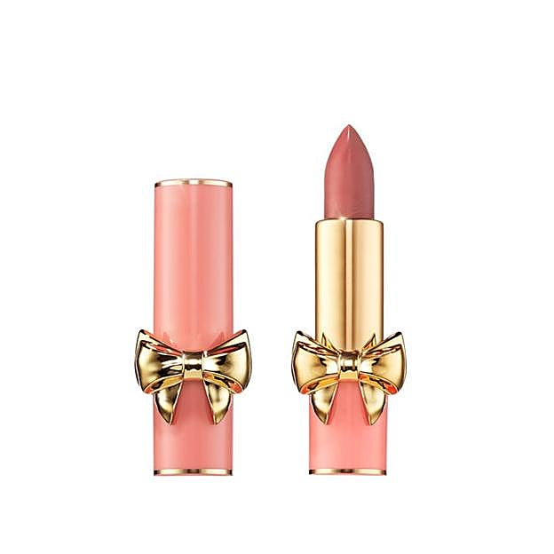 Labial SatinAllure de Pat McGrath. Su fórmula contiene una infusión única de colágeno botánico y aceite de maracuyá para un efecto húmedo que ayuda a mantener los labios seductoramente suaves e hidratados.