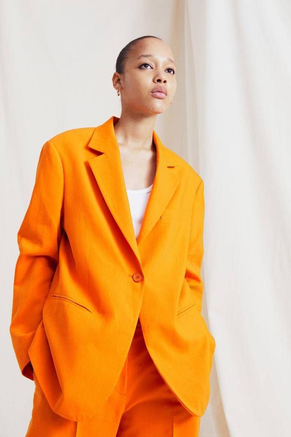 En la lista no podía faltar una blazer y hemos escogido un modelo de H&M. Tiene un diseño de corte relajado y cuenta con cierre de botonadura sencillo. Puedes comprarla por 69,99 euros.