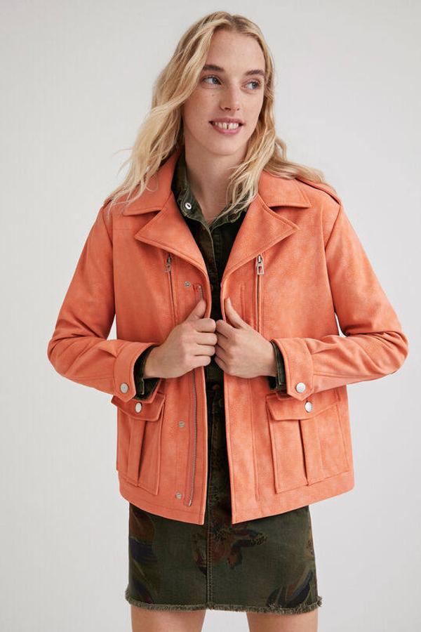 Otra buena opción es una chaqueta de Desigual. Tiene un diseño recto y cuenta con bolsillos en el frontal. Costaba 129,95 euros, pero está rebajada a 90,97 euros.