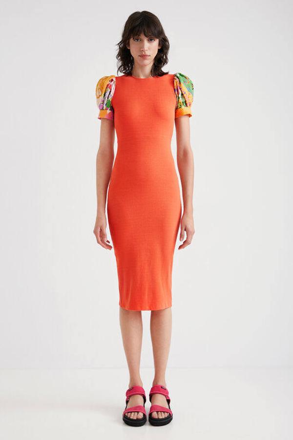 Empezamos con un vestido de Desigual. Es de corte midi y tiene un escote en la espalda. Las mangas son abullonadas y tienen un estampado multicolor. Su precio es de 79,95 euros.