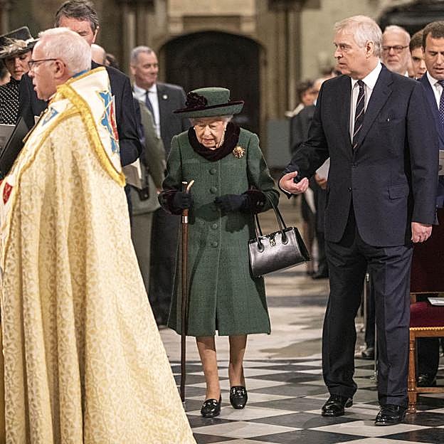 Escándalo en el funeral del duque de Edimburgo: así manipula el príncipe Andrés a la reina Isabel II de Inglaterra para limpiar su imagen delante de toda la realeza europea