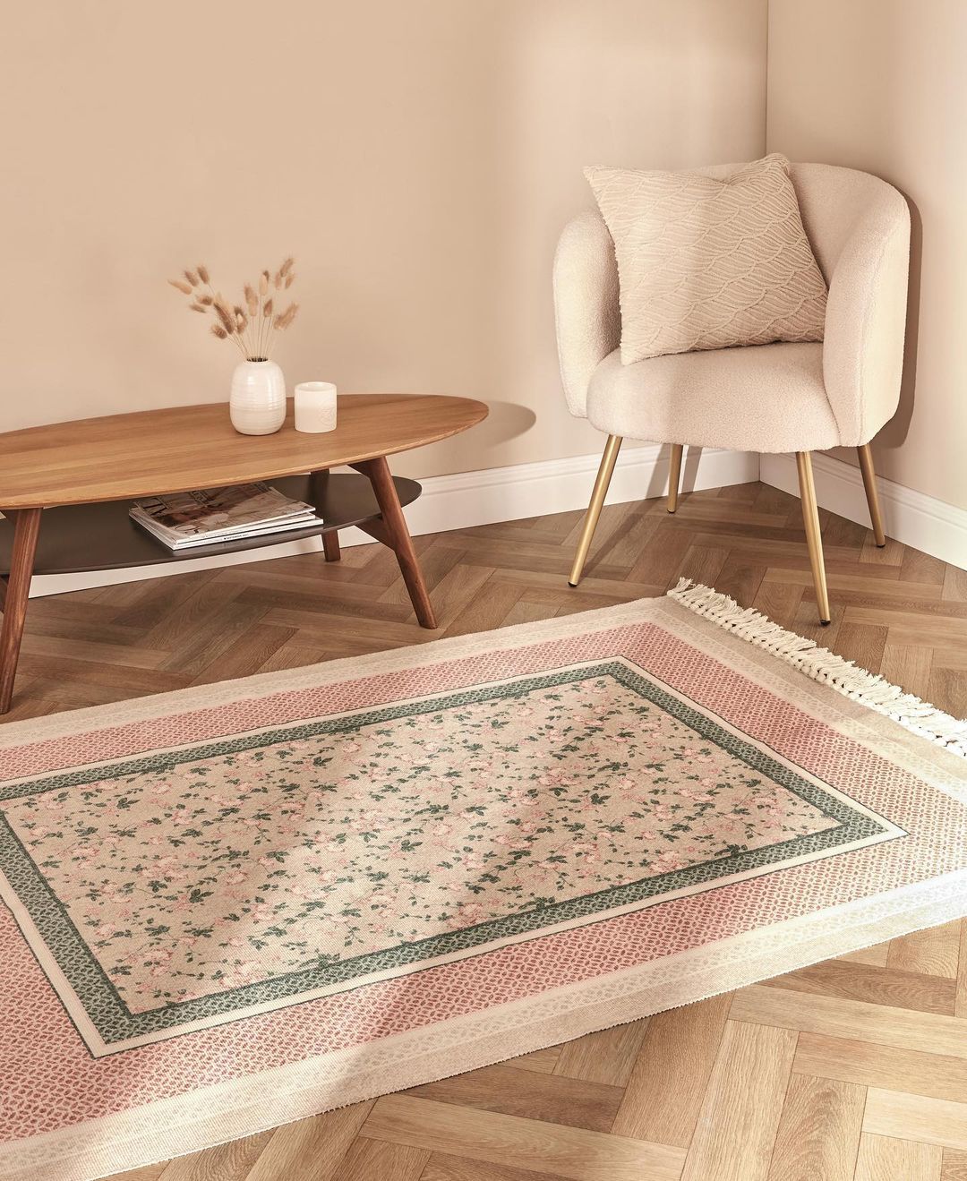 Parece una lujosa pieza de anticuario, pero cuesta 35 euros en Primark Home. Esta alfombra en tonos pastel con estampado de flores y detalles geométricos es un 10.