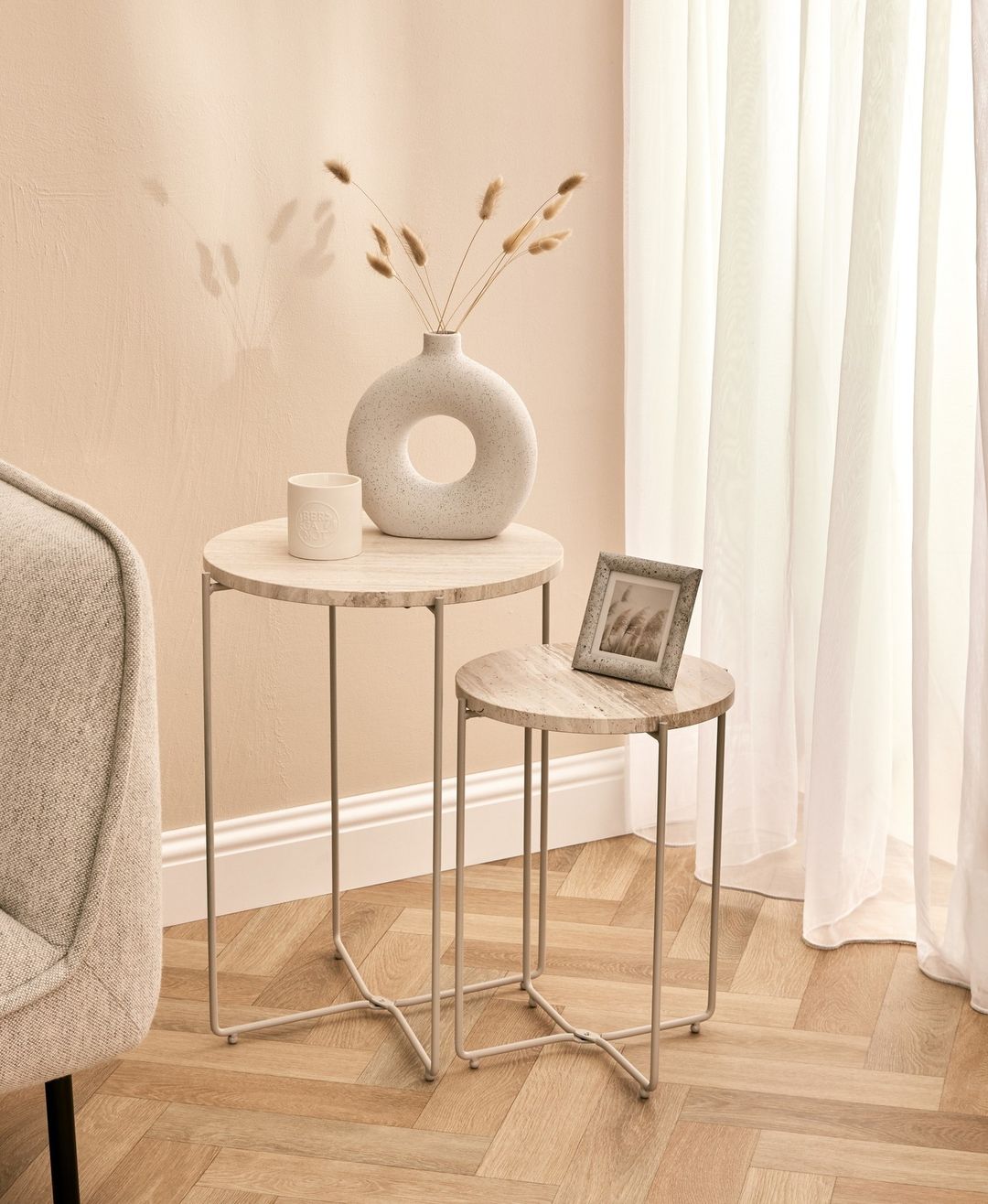 Estas mesas auxiliares de Primark Home merecen un tema aparte: son elegantes, parecen de una tienda de decoración de lujo, son prácticas, ocupan poco espacio... y son baratísimas: cuestan 50 euros.