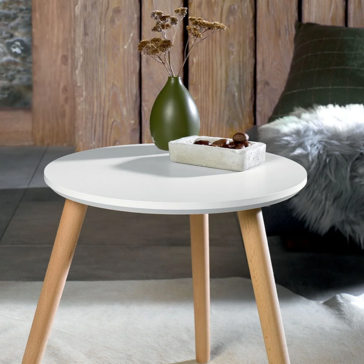 Pincha en la foto de la mesa auxiliar de Lidl para ver el sillón de madera baratísimo que han copiado todas las tiendas de decoración low cost.