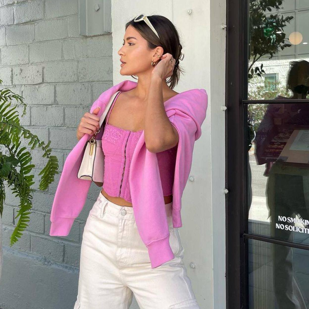 Pincha en la foto para ver camisas, blusas y tops perfectas para tus looks con pantalones