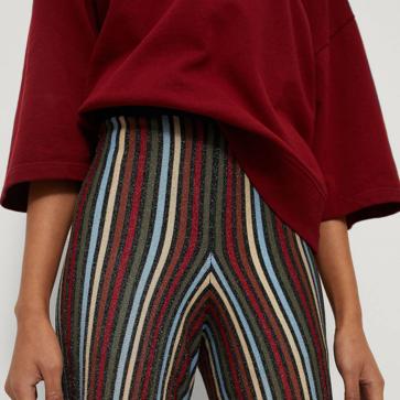 Imagen secundaria 1 - Confirmado: estos son los bonitos pantalones a rayas que alargan las piernas y no te querrás quitar de lo cómodos que son