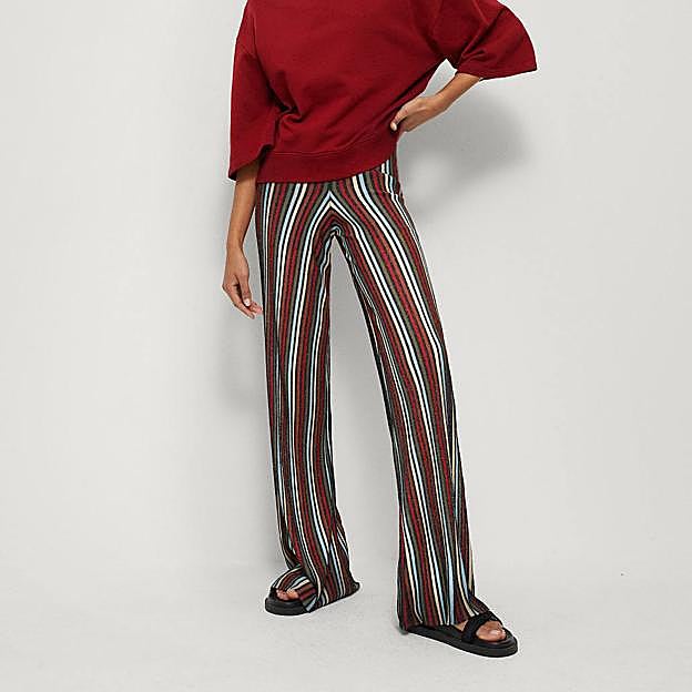 Imagen principal - Confirmado: estos son los bonitos pantalones a rayas que alargan las piernas y no te querrás quitar de lo cómodos que son