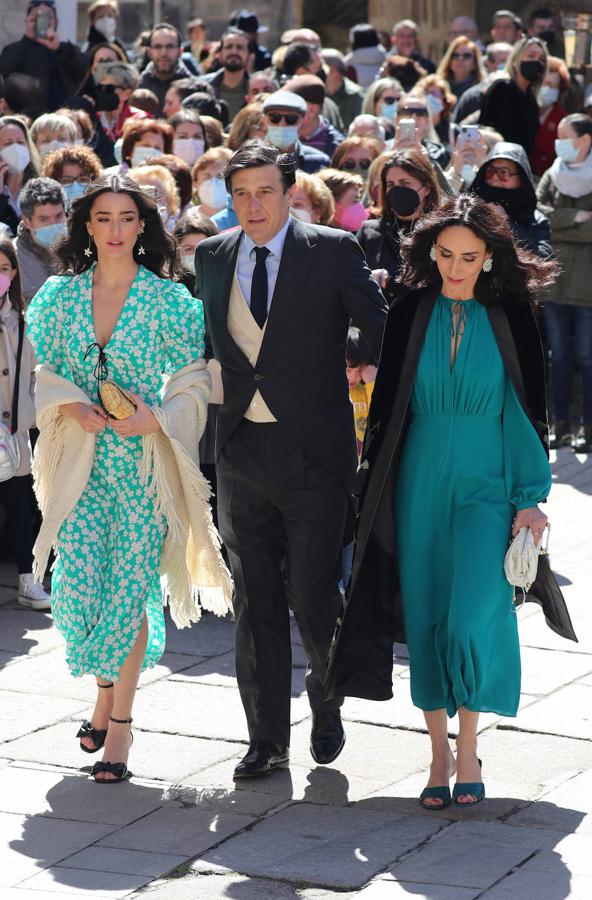 Amparo Corsini ha escogido un elegante vestido en color verde agua. Tiene una lazada en el cuello y una abertura en el escote. Ha completado el conjunto con un abrigo negro.