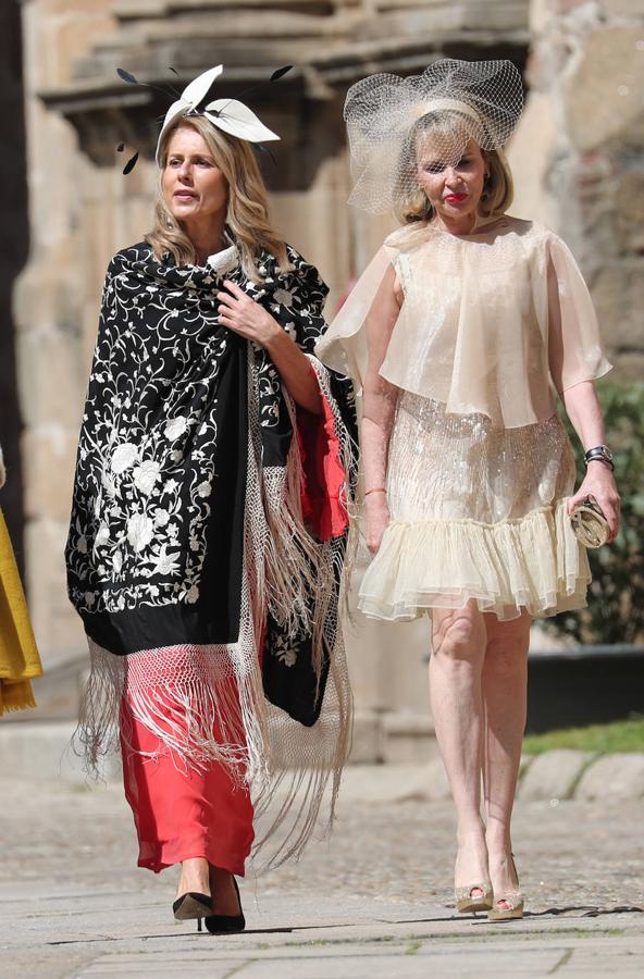 Marta Chávarri era una de las invitadas que despertaba más expectación y no nos ha decepcionado. Un espectacular mantón blanco y negro cubría su vestido rojo.