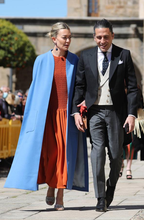 Marta Ortega ha lucido un sencillo vestido de color naranja con un diseño de talle bajo. Lo ha acompañado de un abrigo azul y unas sandalias de tacón.