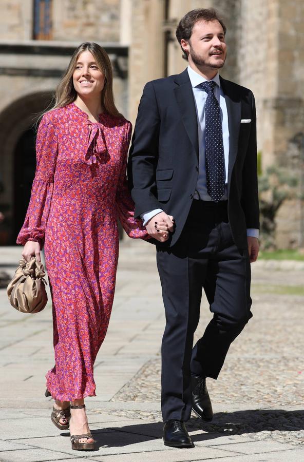 A Marta Rosillo Chávarri, prima del novio, la hemos visto con un sencillo vestido morado con un estampado de flores en rojo. Tiene un cuello mao con lazada y la manga larga.