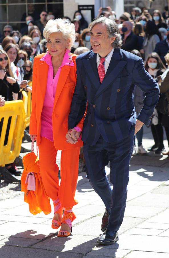 El look más rejuvenecedor ha sido el de Simona Gandolfi (la mujer de Hubertus Hohenlohe): un traje de pantalón y chaqueta en color naranja junto con una camisa rosa chicle.