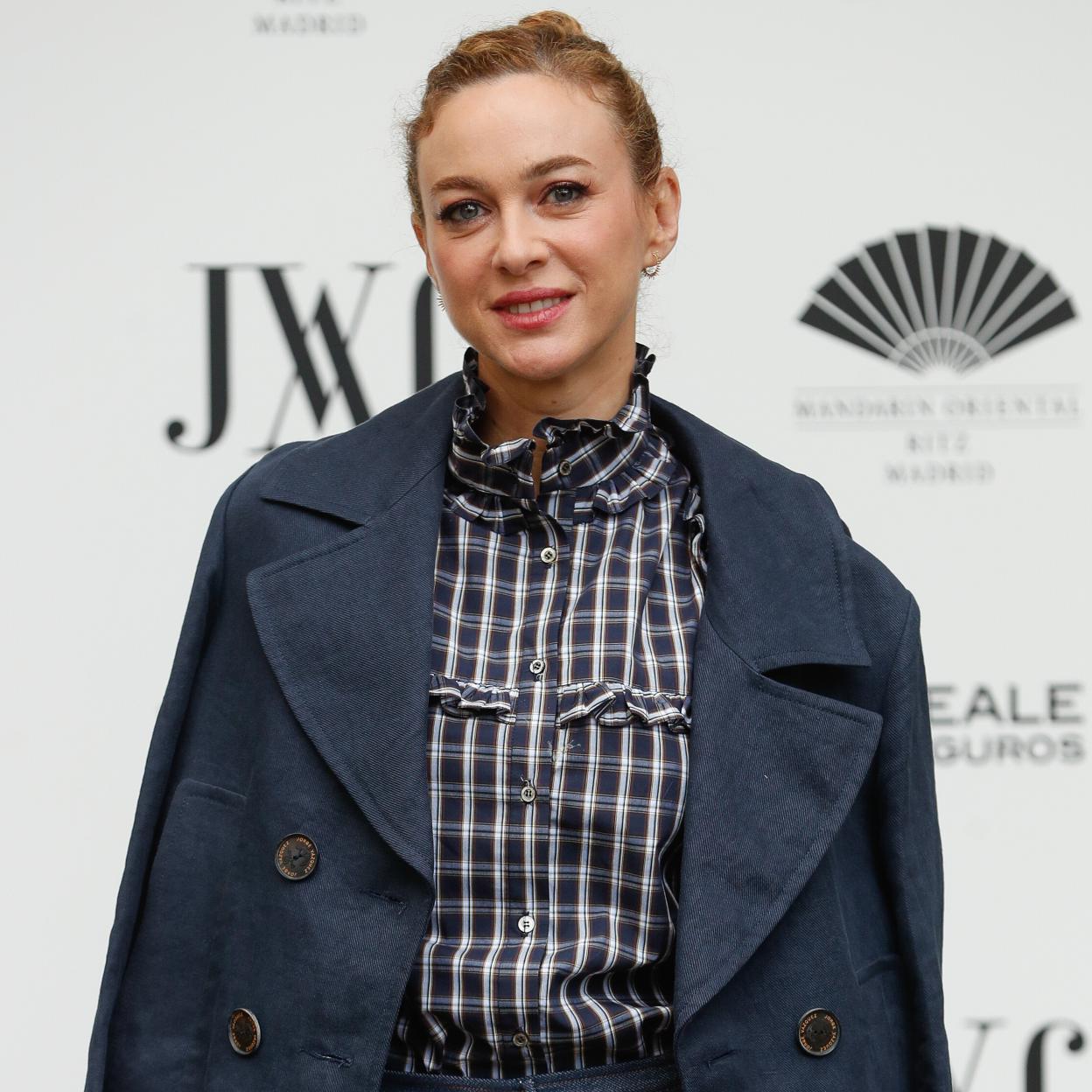 El traje de chaqueta denim que arrasa entre las famosas es el más original, bonito y rejuvenecedor y está en Massimo Dutti