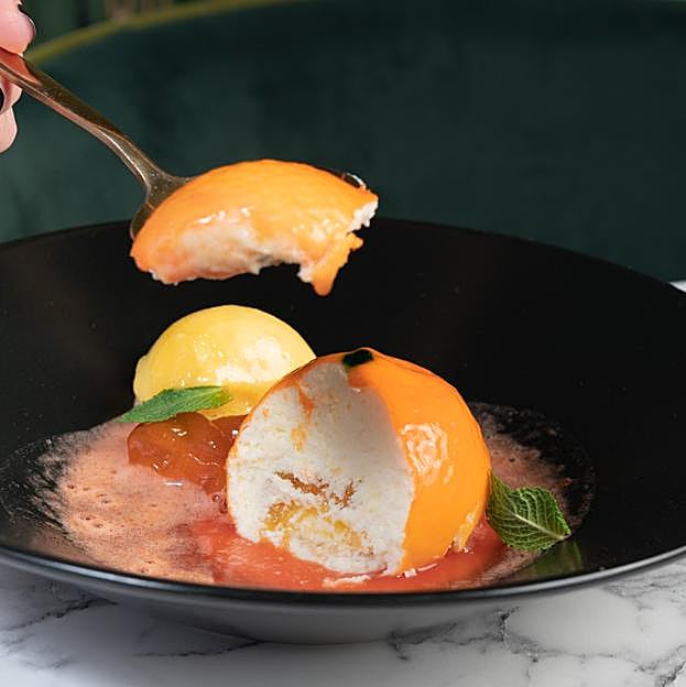 Imagen principal - Algunos de los platos y ambientes que podemos disfrutar en Martinica.