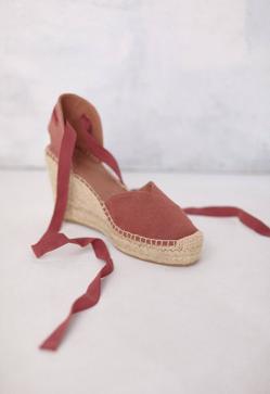 Imagen secundaria 2 - Las alpargatas son el zapato cómodo y chic favorito de las francesas por lo mucho que estilizan y estos son los modelos que llevarás esta primavera